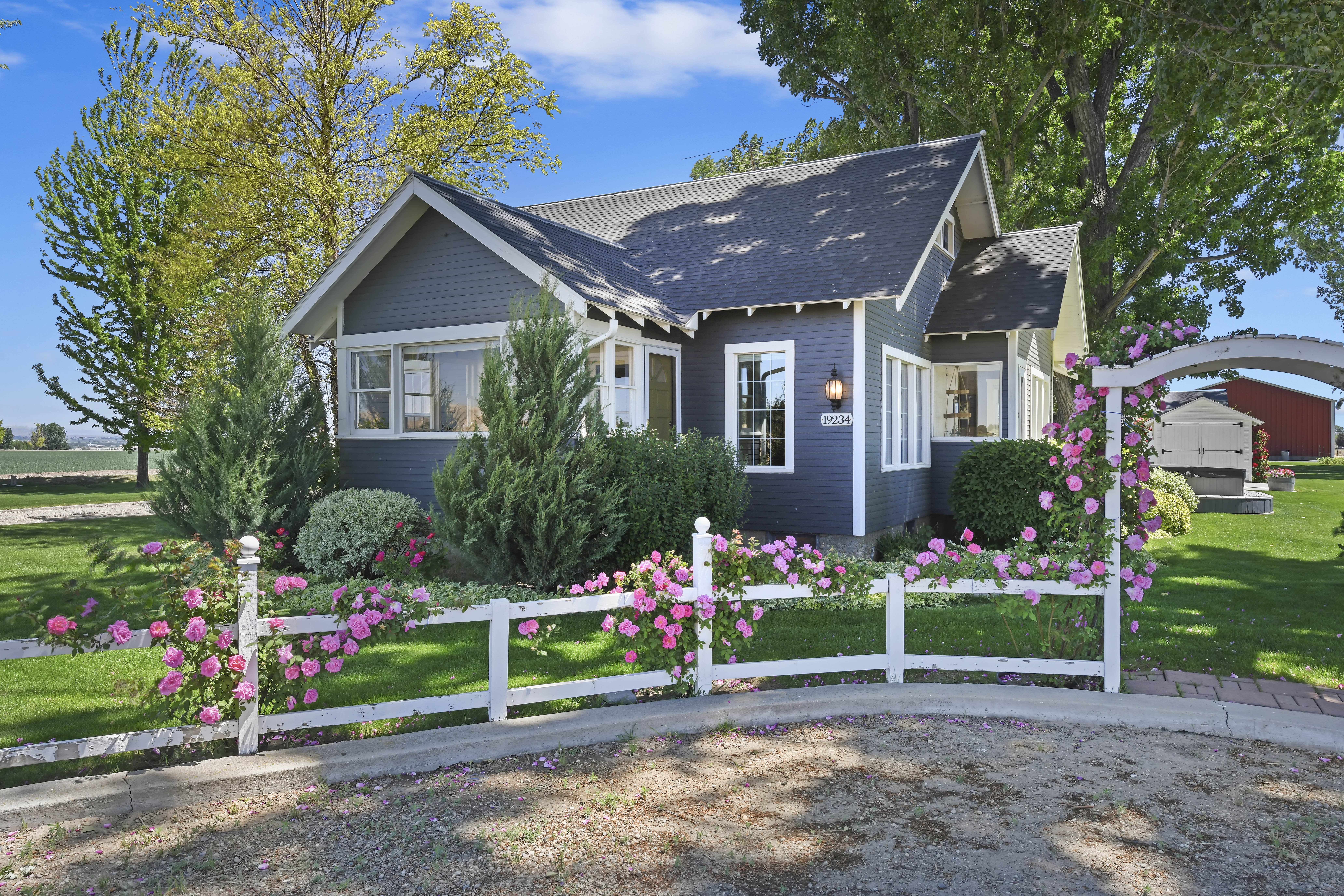 Charming Farmhouse, Huge Barn on 5 Acres